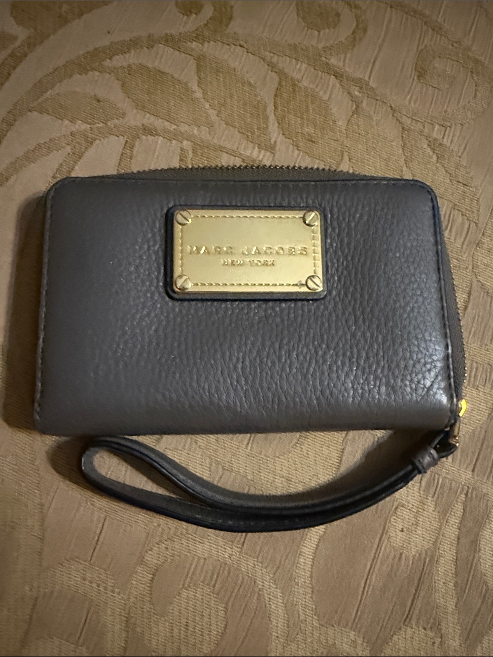 Marc Jacobs Pebbled Leather Smartphone Wristlet Wallet – Grey, preloved